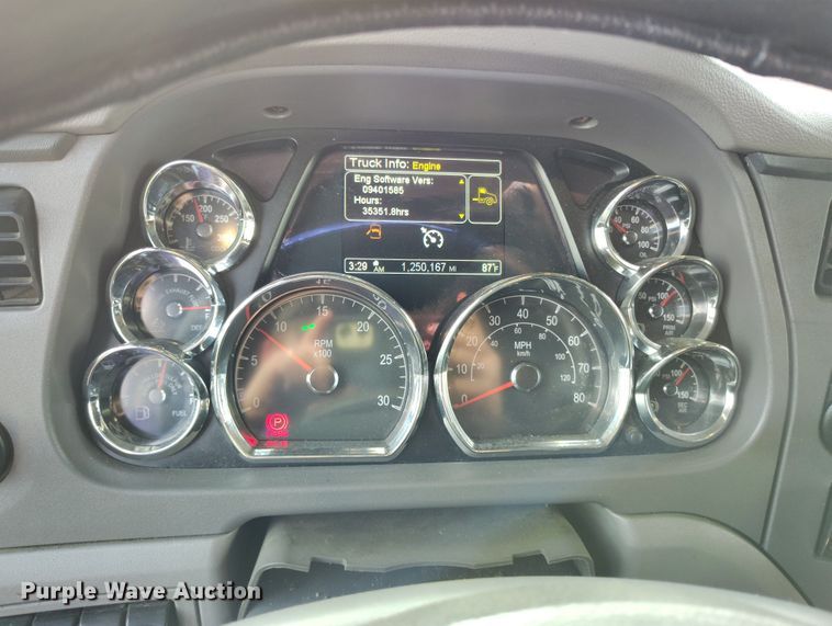 image for item EO9982 2014 Peterbilt 579 semi truck