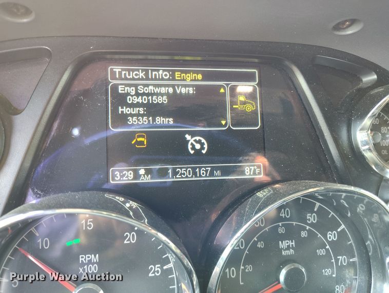 image for item EO9982 2014 Peterbilt 579 semi truck