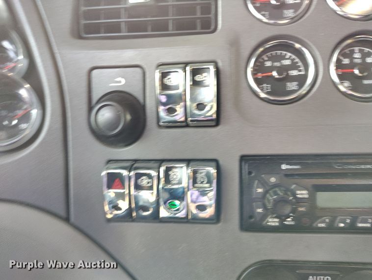 image for item EO9982 2014 Peterbilt 579 semi truck