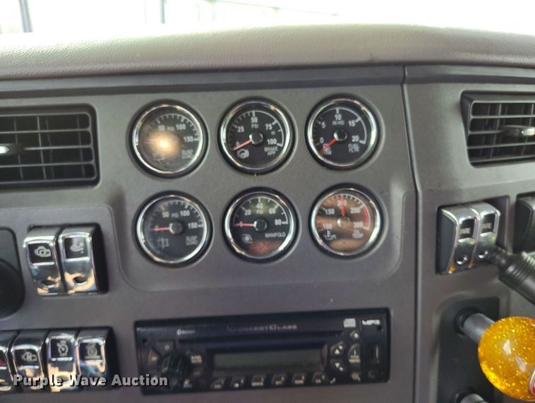 image for item EO9982 2014 Peterbilt 579 semi truck