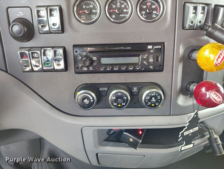 image for item EO9982 2014 Peterbilt 579 semi truck