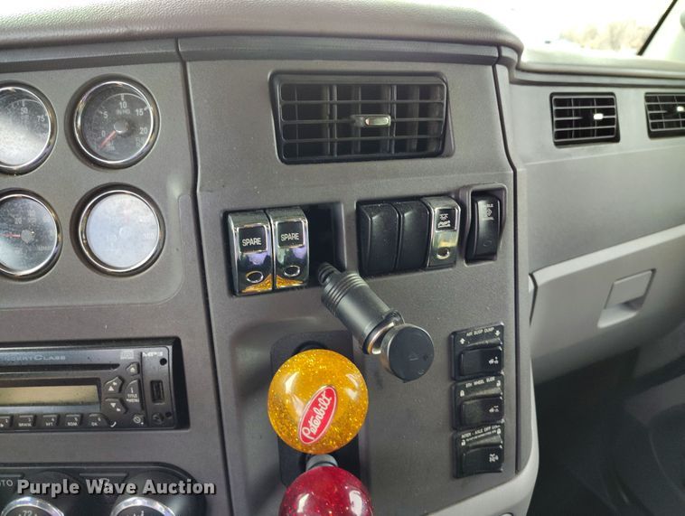 image for item EO9982 2014 Peterbilt 579 semi truck