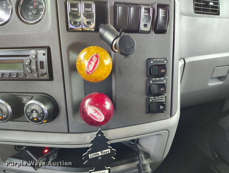 image for item EO9982 2014 Peterbilt 579 semi truck