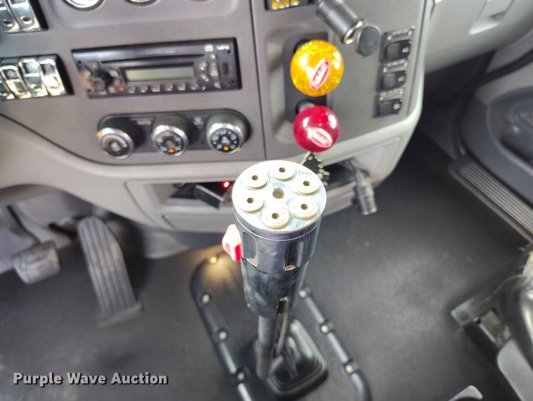 image for item EO9982 2014 Peterbilt 579 semi truck