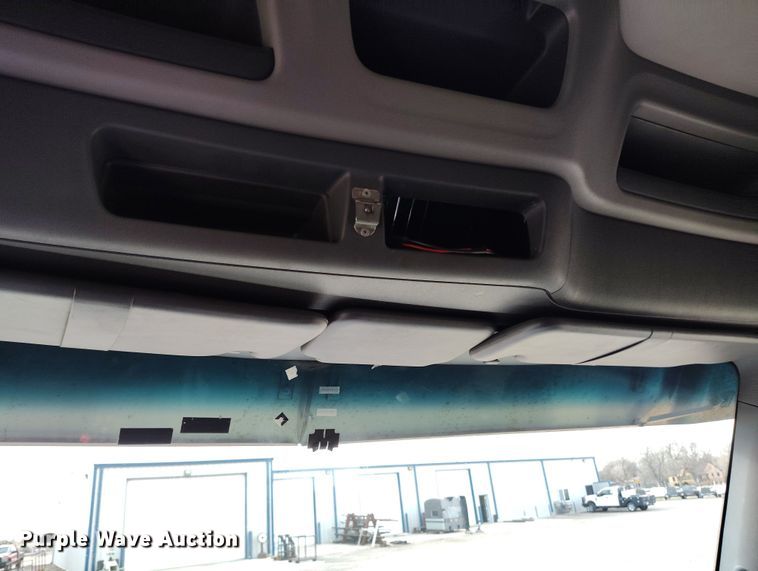 image for item EO9982 2014 Peterbilt 579 semi truck