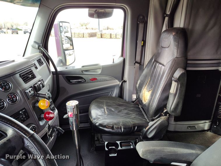image for item EO9982 2014 Peterbilt 579 semi truck