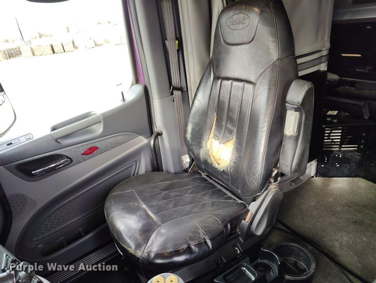 image for item EO9982 2014 Peterbilt 579 semi truck