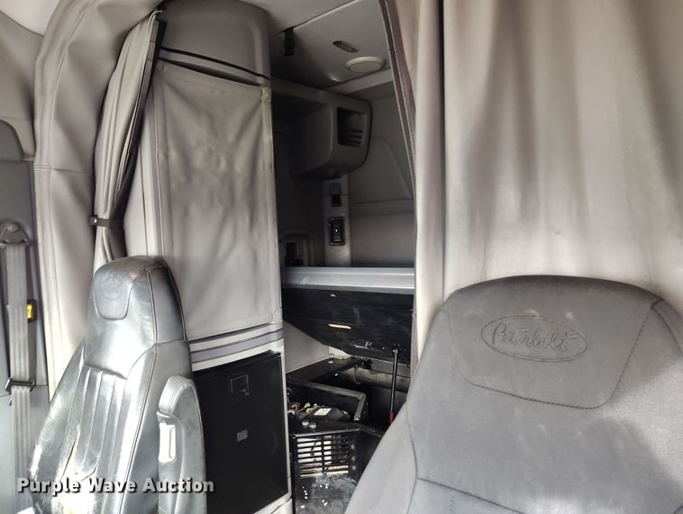 image for item EO9982 2014 Peterbilt 579 semi truck