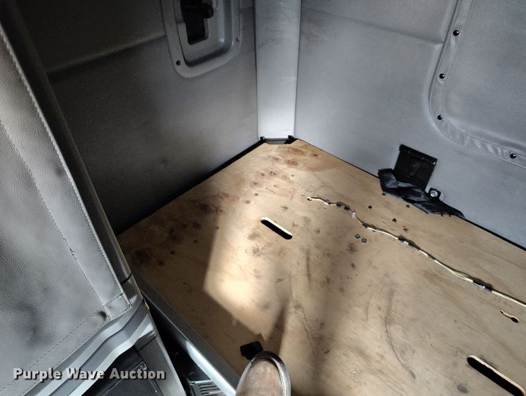 image for item EO9982 2014 Peterbilt 579 semi truck