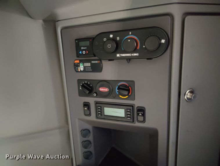 image for item EO9982 2014 Peterbilt 579 semi truck