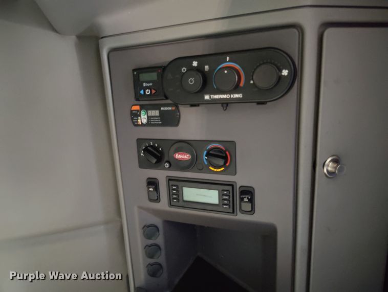 image for item EO9982 2014 Peterbilt 579 semi truck