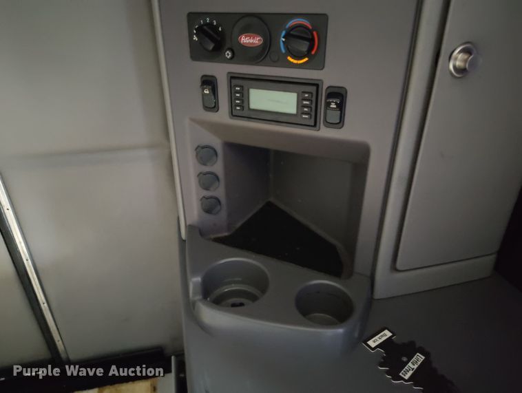 image for item EO9982 2014 Peterbilt 579 semi truck