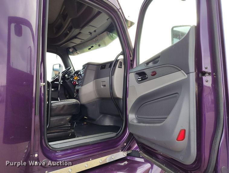 image for item EO9982 2014 Peterbilt 579 semi truck