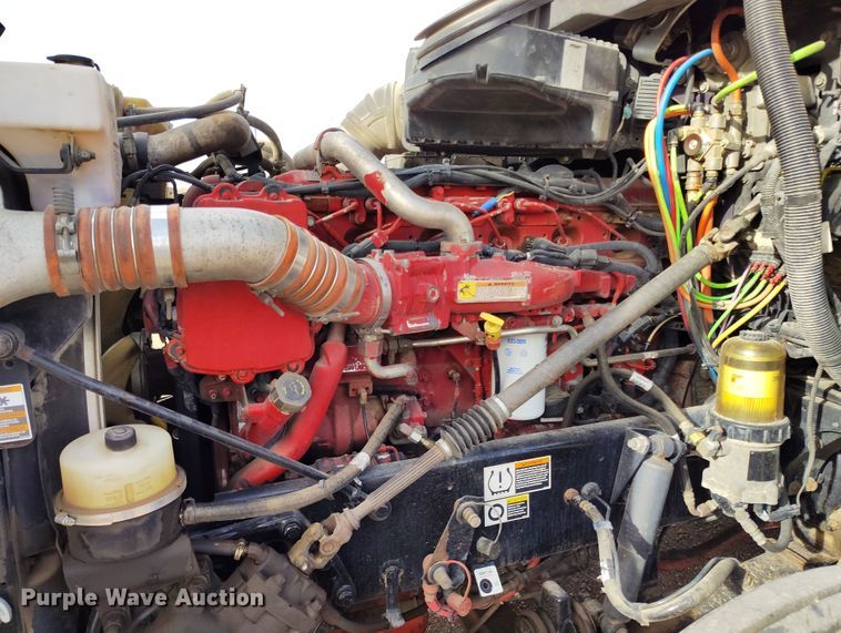 image for item EO9982 2014 Peterbilt 579 semi truck