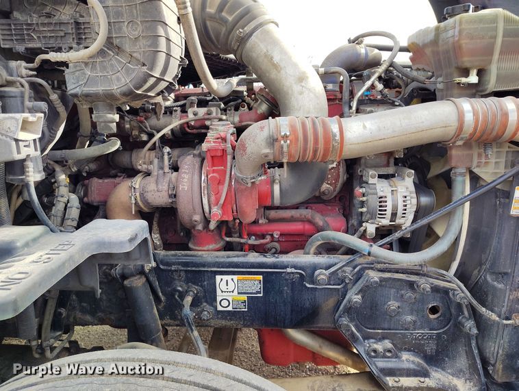 image for item EO9982 2014 Peterbilt 579 semi truck