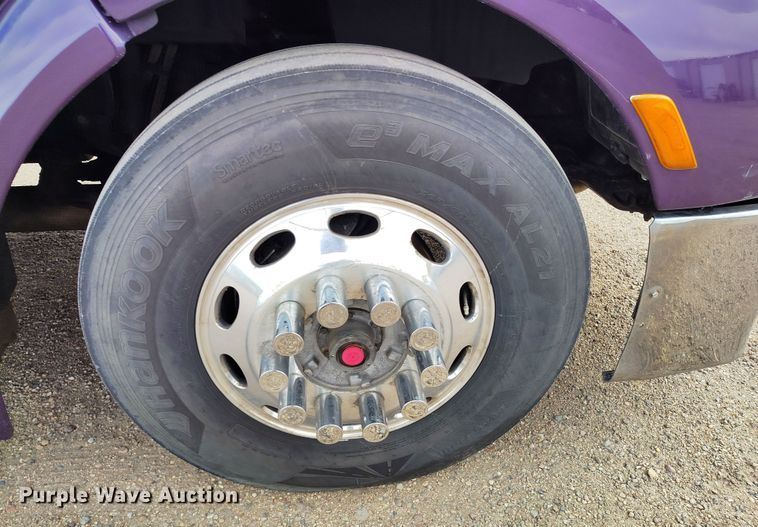 image for item EO9982 2014 Peterbilt 579 semi truck