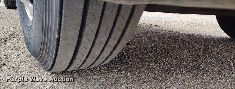 image for item EO9982 2014 Peterbilt 579 semi truck