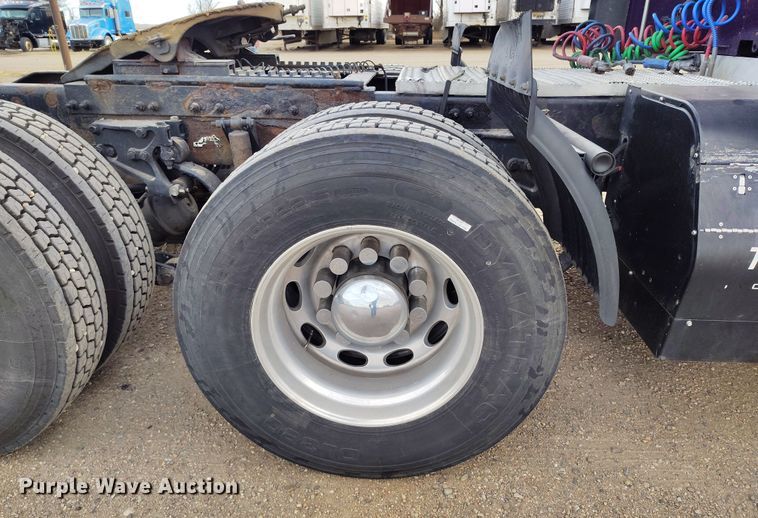 image for item EO9982 2014 Peterbilt 579 semi truck