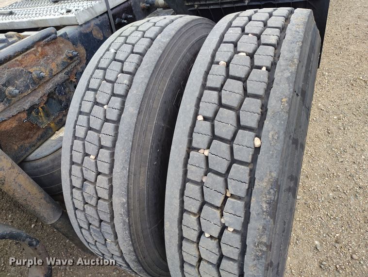 image for item EO9982 2014 Peterbilt 579 semi truck