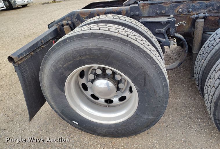 image for item EO9982 2014 Peterbilt 579 semi truck