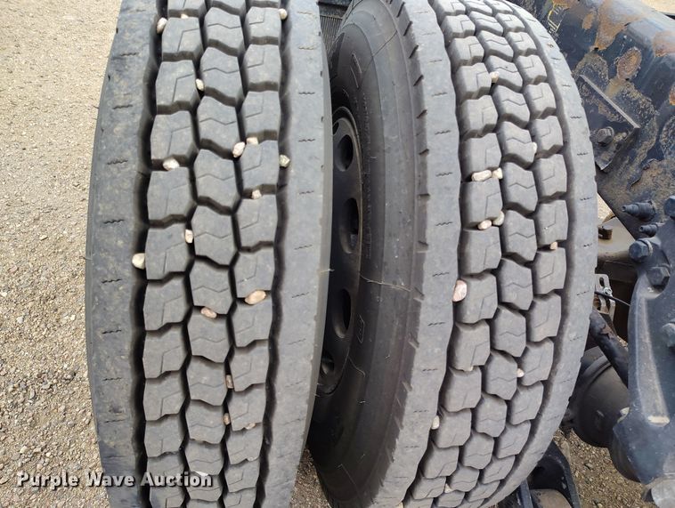 image for item EO9982 2014 Peterbilt 579 semi truck