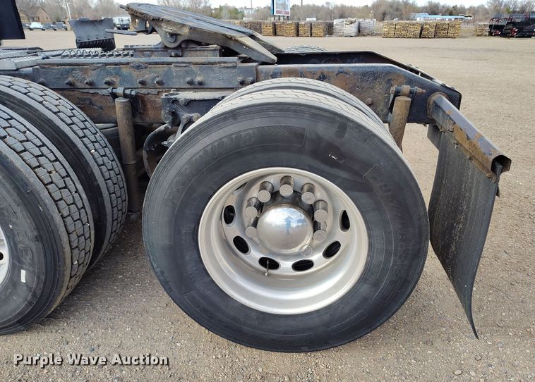 image for item EO9982 2014 Peterbilt 579 semi truck