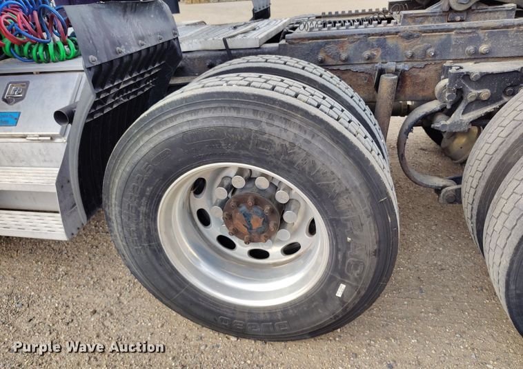 image for item EO9982 2014 Peterbilt 579 semi truck