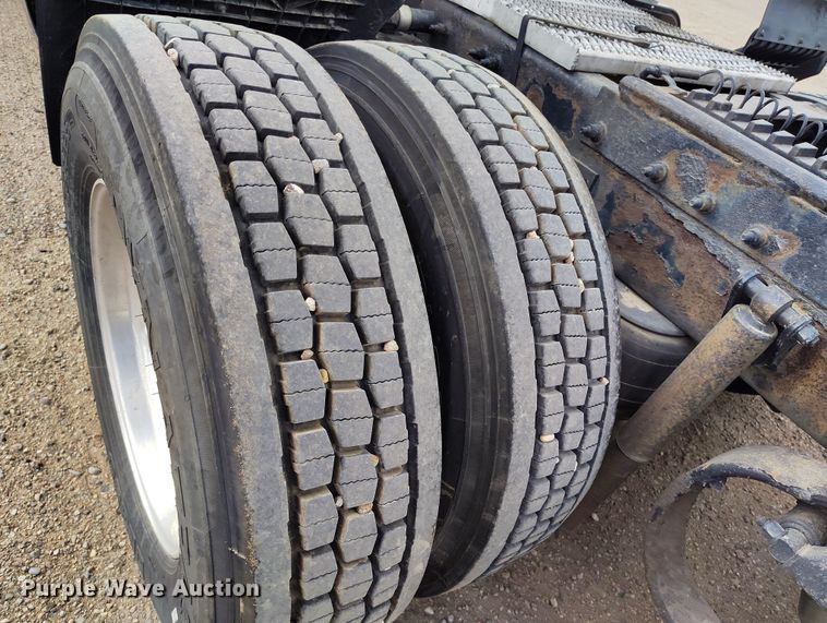 image for item EO9982 2014 Peterbilt 579 semi truck