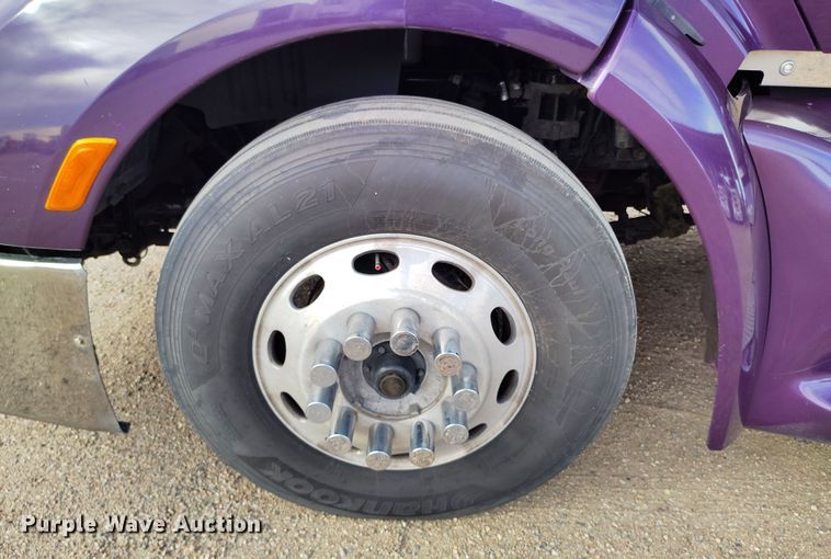 image for item EO9982 2014 Peterbilt 579 semi truck