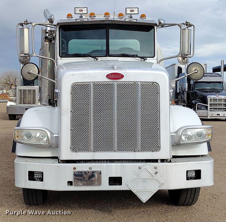 image for item EO9983 2014 Peterbilt 367 fuel truck