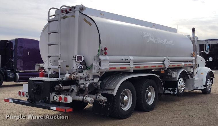 image for item EO9983 2014 Peterbilt 367 fuel truck