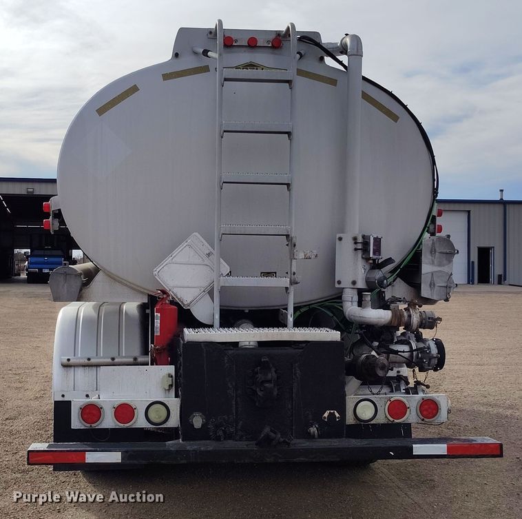 image for item EO9983 2014 Peterbilt 367 fuel truck