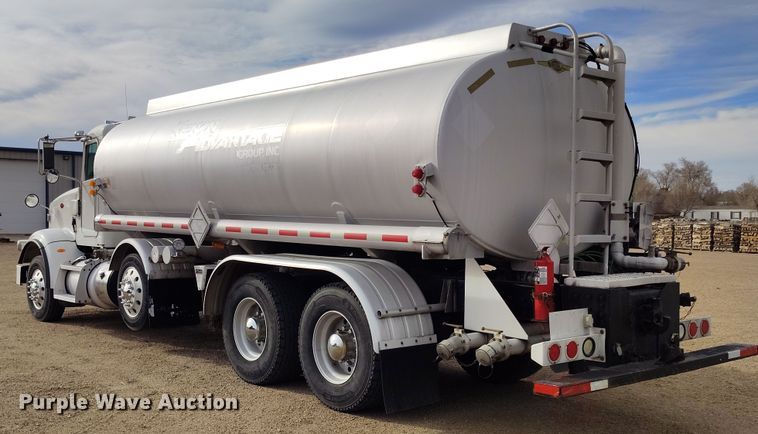 image for item EO9983 2014 Peterbilt 367 fuel truck