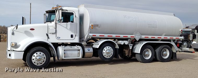 image for item EO9983 2014 Peterbilt 367 fuel truck