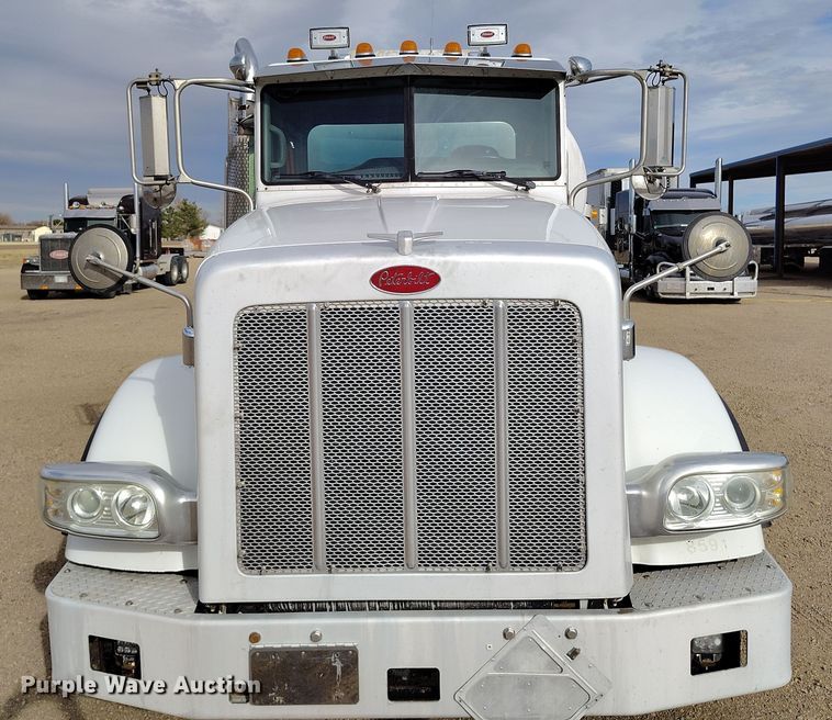 image for item EO9983 2014 Peterbilt 367 fuel truck