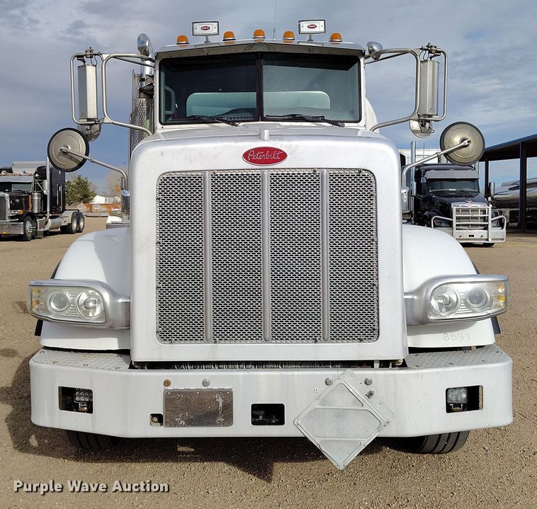 image for item EO9983 2014 Peterbilt 367 fuel truck