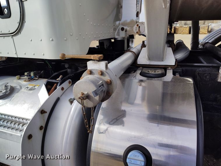 image for item EO9983 2014 Peterbilt 367 fuel truck