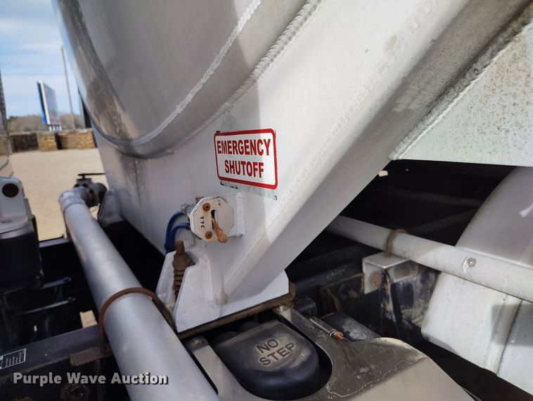 image for item EO9983 2014 Peterbilt 367 fuel truck