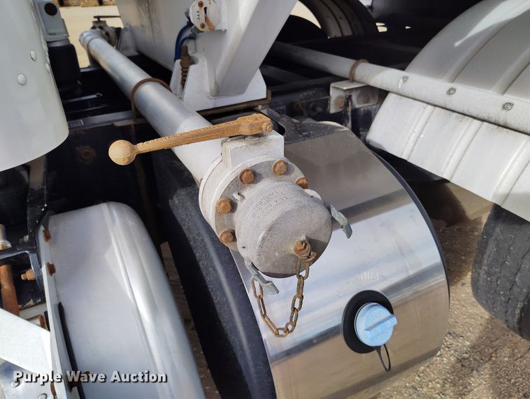 image for item EO9983 2014 Peterbilt 367 fuel truck