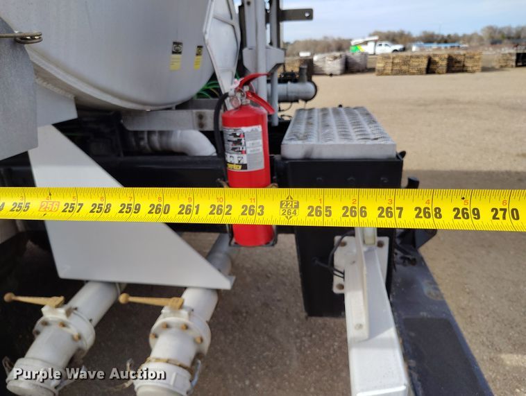 image for item EO9983 2014 Peterbilt 367 fuel truck