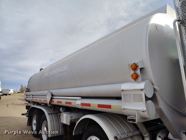 image for item EO9983 2014 Peterbilt 367 fuel truck