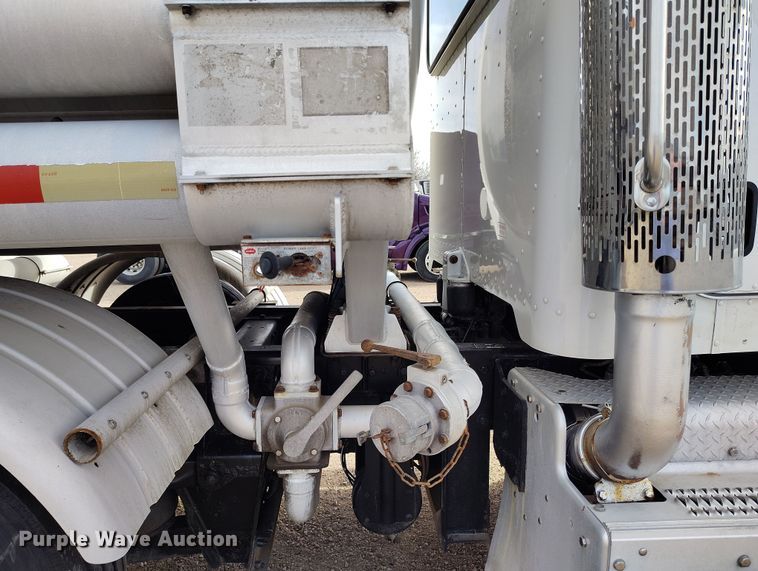 image for item EO9983 2014 Peterbilt 367 fuel truck