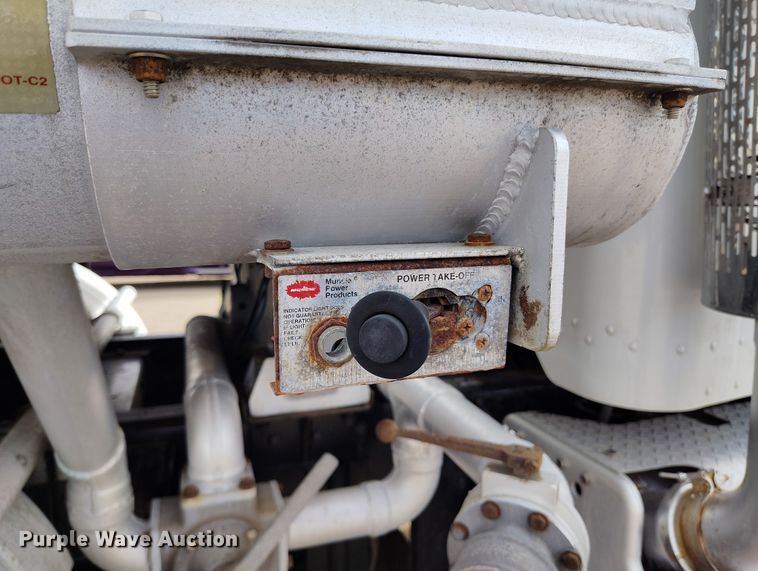 image for item EO9983 2014 Peterbilt 367 fuel truck