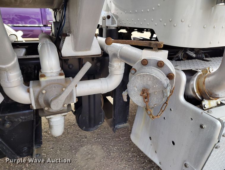 image for item EO9983 2014 Peterbilt 367 fuel truck