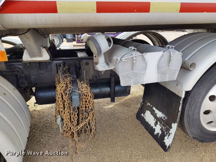 image for item EO9983 2014 Peterbilt 367 fuel truck