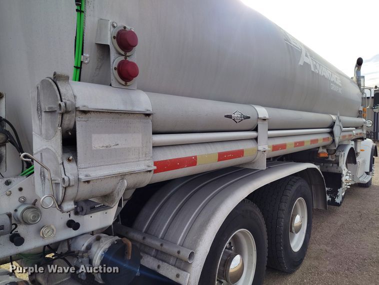 image for item EO9983 2014 Peterbilt 367 fuel truck