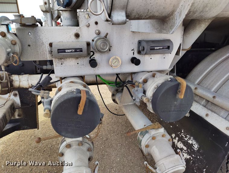 image for item EO9983 2014 Peterbilt 367 fuel truck