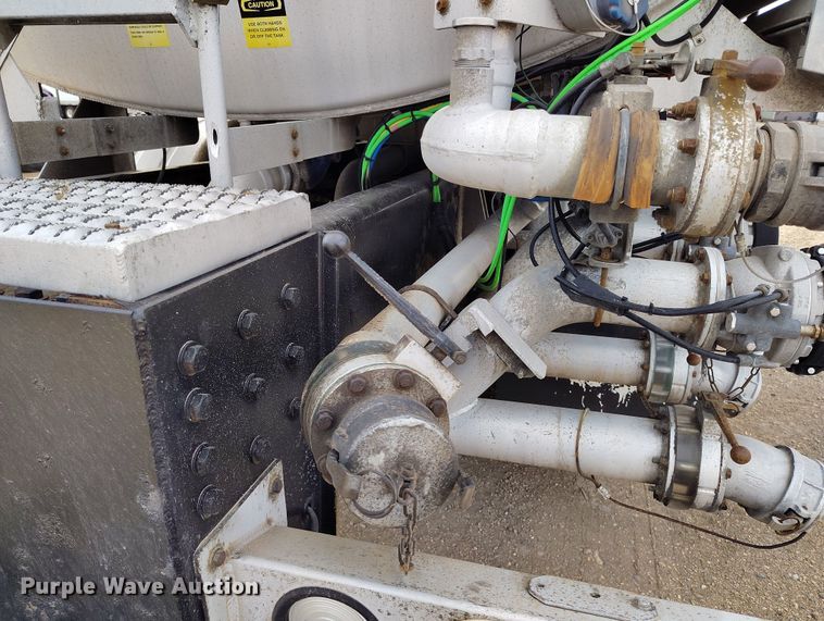 image for item EO9983 2014 Peterbilt 367 fuel truck