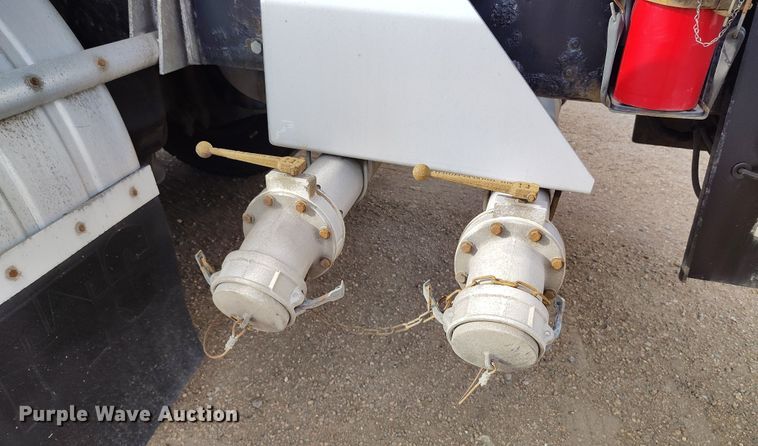 image for item EO9983 2014 Peterbilt 367 fuel truck