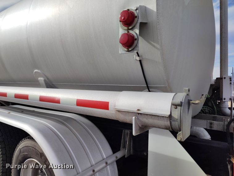 image for item EO9983 2014 Peterbilt 367 fuel truck